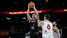 Jaromír Bohaík (s míem) z Nymburka se tlaí do zakonení, brání ho Roberts...