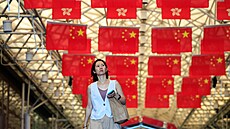 Výzdoba v Hong Kongu b�hem �ínského svátku Zlatý týden. Mezi �ínskými vlajkami...