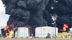 V zásobníku pohonných hmot ve mst Feodosija na pobeí Ruskem anektovaného...