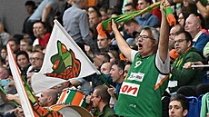 Fanou�ci basketbalistek �abin Brno b�hem utkání Euroligy proti Olympiakosu. (8....