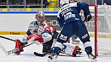 Adam Zbo�il z Komety Brno (zády) dává gól v prodlou�ení zápasu proti...