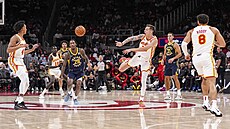 Vít Krej�í z Atlanta Hawks p�ihrává v zápase s Indiana Pacers.