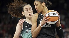 A�ja Wilsonová z Las Vegas Aces hledá cestu kolem Breanny Stewartové z New York...
