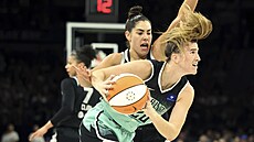 Sabrina Ionescuová z New York Liberty se tlaí kolem Kelsey Plumové z Las Vegas...