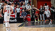 Stephen Brown z Nymburka slaví v zápase s Pardubicemi.