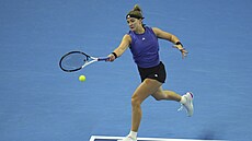 Karolína Muchová hraje forhend na turnaji v Pekingu.