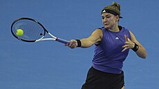 Karolína Muchová hraje forhend na turnaji v Pekingu.