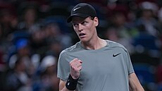 Jannik Sinner slaví na turnaji v anghaji.