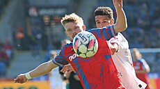 Plzeský záloník Pavel ulc spchá za míem v zápase s Pardubicemi.