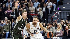 D�anan Musa z Realu Madrid se tla�í kolem Andrease Obsta z Bayernu Mnichov...