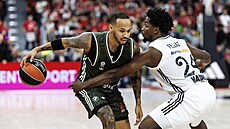 Shabazz Napier z Bayernu Mnichov úto�í p�es Andrese Felize z Realu Madrid v...