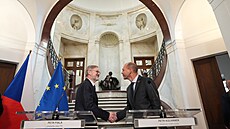 Premiér Petr Fiala na ministerstvu pro místní rozvoj uvedl Petra Kulhánka do...