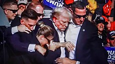 V ostré akci Agenti Tajné slu�by poté, co byl Donald Trump st�elen do ucha....