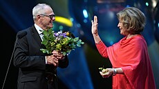 Emília Vááryová pedává cenu za celoivotní herecké mistrovství zahraninímu...