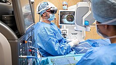 O�ní chirurgové FN Ostrava testovali jako první v Evrop� mikroskop ovládaný...