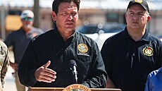 Floridský guvernér Ron DeSantis doporu�il majitel�m elektromobil�, aby svá auta...