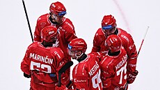 Tinetí hokejisté slaví gól proti Plzni.
