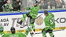 Dominik Lakato� z Mladé Boleslavi slaví se spoluhrá�i gól proti Spart�.