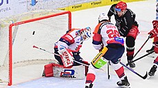 Pardubický branká� Roman Will inkasuje v duelu s Hradcem Králové.