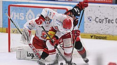 Hradecký Petr Kalina se snaí udret puk v utkání s Olomoucí.