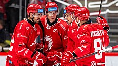 T�ine�tí hokejisté slaví branku proti Liberci.