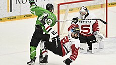 Julius Junttila z Mladé Boleslavi atakuje Aarona Irvinga ze Sparty.