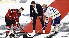 Jaromír Jágr hází �estné buly p�ed Ond�ejem Palátem z New Jersey a Rasmusem...