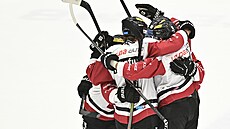 Hokejisté Sparty se radují z trefy proti Mladé Boleslavi.