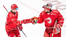 Tomá� Kundrátek se raduje s Ond�ejem Kacetlem z výhry T�ince nad Libercem.
