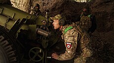 Ukrajinský voják z brigády Liut mí�í d�lost�eleckým kanónem D-30 b�hem palby na...