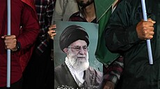 Íránský demonstrant drí plakát nejvyího vdce ajatolláha Alího Chameneího na...