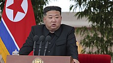 Severokorejský vdce Kim ong-un hovoí pi návtv vrtulníkové jednotky...