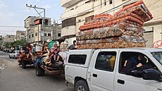 Palestinci prchají s v�cmi z oblasti Tal al-Sultan v Rafáhu po obnovených...