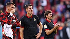 Zklamaní fotbalisté Leverkusenu po remíze 2:2 v Kielu. Uprosted eský útoník...