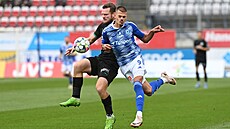 Olomoucký úto�ník Jan Kliment (9) v souboji s Antonínem K�apkou b�hem utkání s...