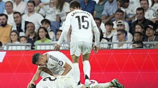Fotbalisté Realu Madrid kontrolují stav zran�ného le�ícího Carvajala.