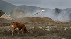 Izraelská mobilní dlostelecká jednotka pálí ze severního Izraele na Libanon....