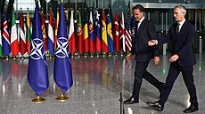 Nový generální tajemník NATO Mark Rutte a jeho pedchdce Jens Stoletenberg...