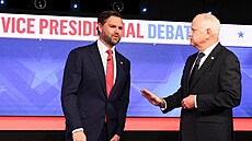 J.D. Vance a Tim Walz b�hem debaty kandidát� na viceprezidenta (1. �íjna 2024)