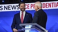 J.D. Vance a Tim Walz b�hem debaty kandidát� na viceprezidenta (1. �íjna 2024)