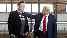 Elon Musk rozmlouvá s Donaldem Trumpem ped mítinkem v Butleru. (5. íjna 2024)