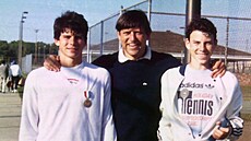 Lyle, Erik a jejich otec. Svdectví vzpomínala, jak perfekcionistický byl. I...