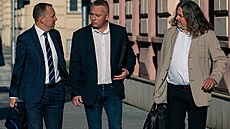 Bývalý policejní éf Karel Kadlec (uprosted) cestou k vrchnímu soudu.