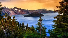 Crater Lake je jezerem superlativ: s hloubkou 594 metr� je nejhlub�ím jezerem...