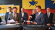 Hejtman Radim Holi� z hnutí ANO (vpravo) a lídr Starost� Tomá� Chmela p�i...