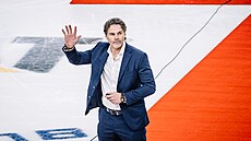 Legendární eský hokejista Jaromír Jágr nastupuje na slavnostní buly bhem NHL...