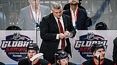 Trenér Sheldon Keefe na st�ída�ce New Jersey b�hem utkání NHL v Praze