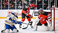 Úto�ník Buffala Jason Zucker zblízka pálí na branká�e New Jersey Jacoba...