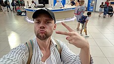 Herec Luká Adam na londýnském letiti