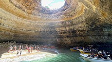 Portugalské Algarve láká na unikátní pískovcové pob�e�í i slunce � svítí tam...